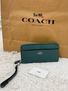 NWT Coach Letter Snakeskin Trim
Accordion Zip Wristlet Wallet